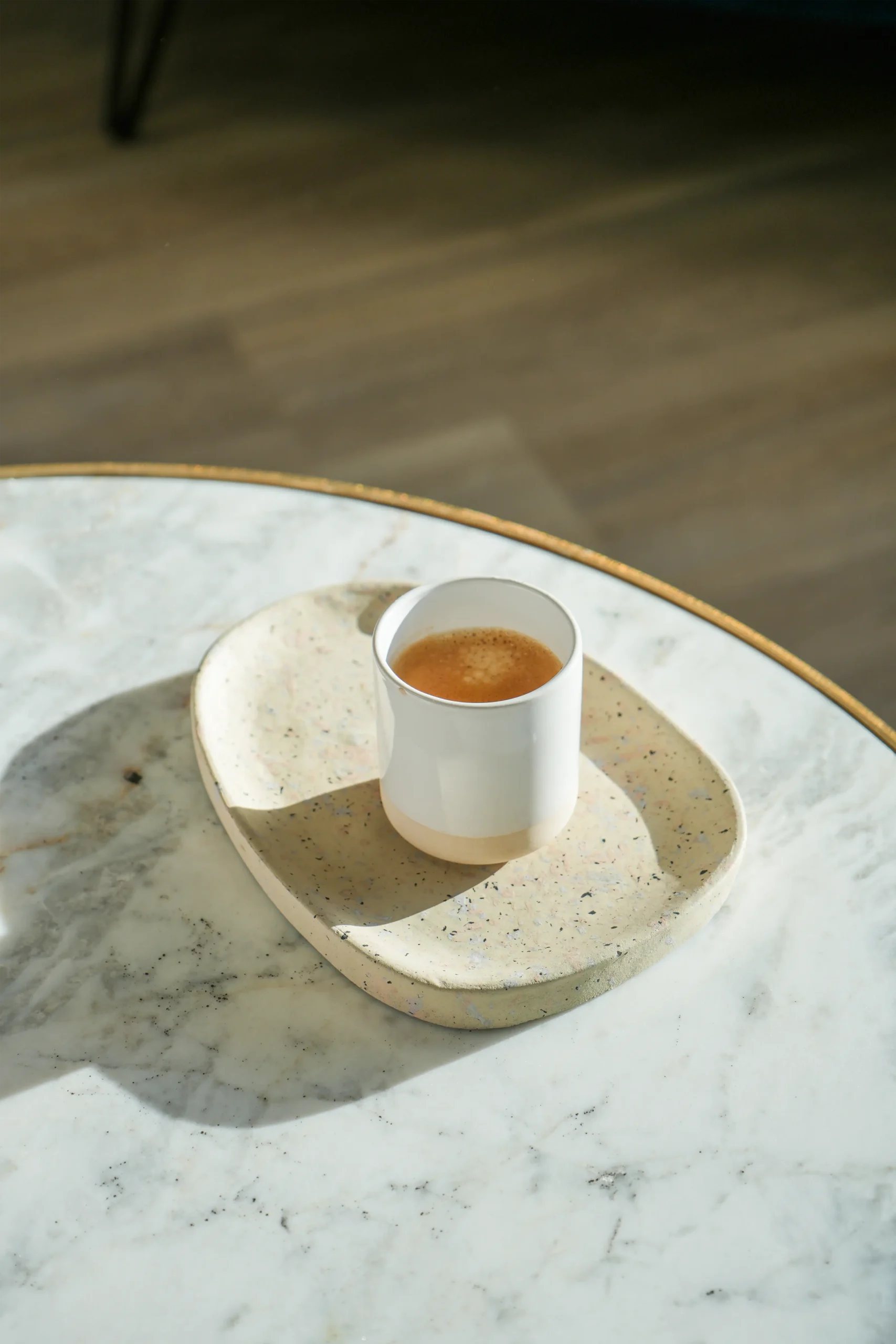 Athena Laser café sur table marbre
